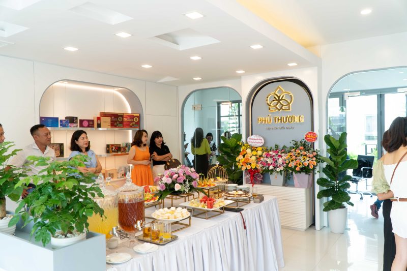 phu thuong khai trương showroom