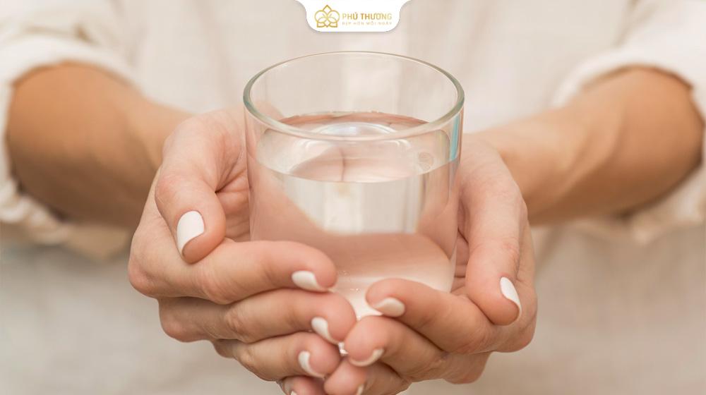 Nước là nguồn dinh dưỡng mát lành tự nhiên nuôi dưỡng da của bạn. 