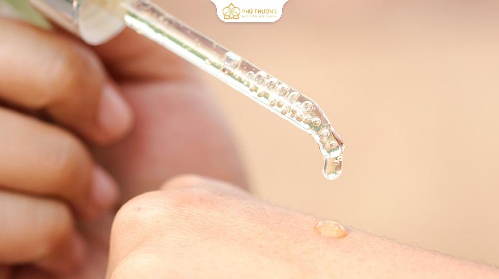 Kem dưỡng ẩm chứa các hoạt chất cần thiết để làn da căng bóng, mịn màng. 